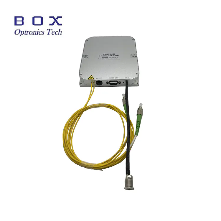 In che modo un amplificatore in fibra drogata con erbio migliora le prestazioni della comunicazione ottica?